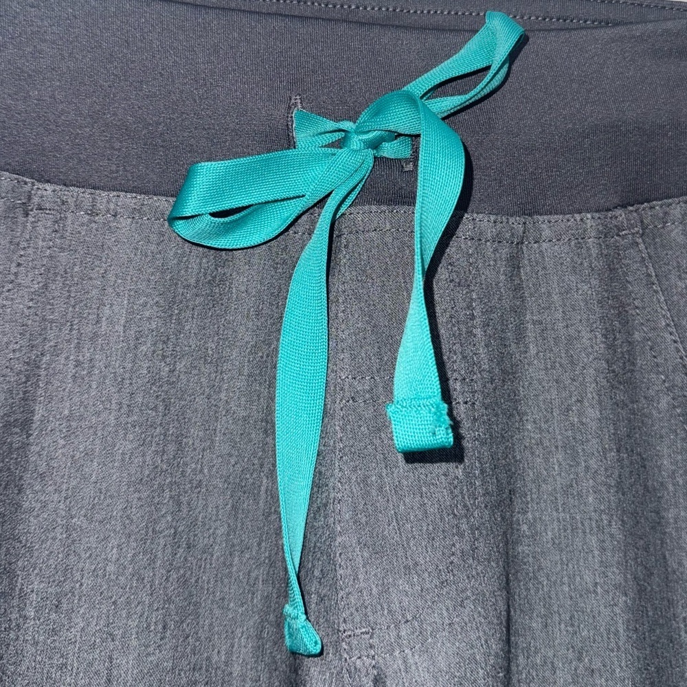 FIGS Cade Cargo Scrub Pants– Petite XXS ✨ - Picture 3 of 5